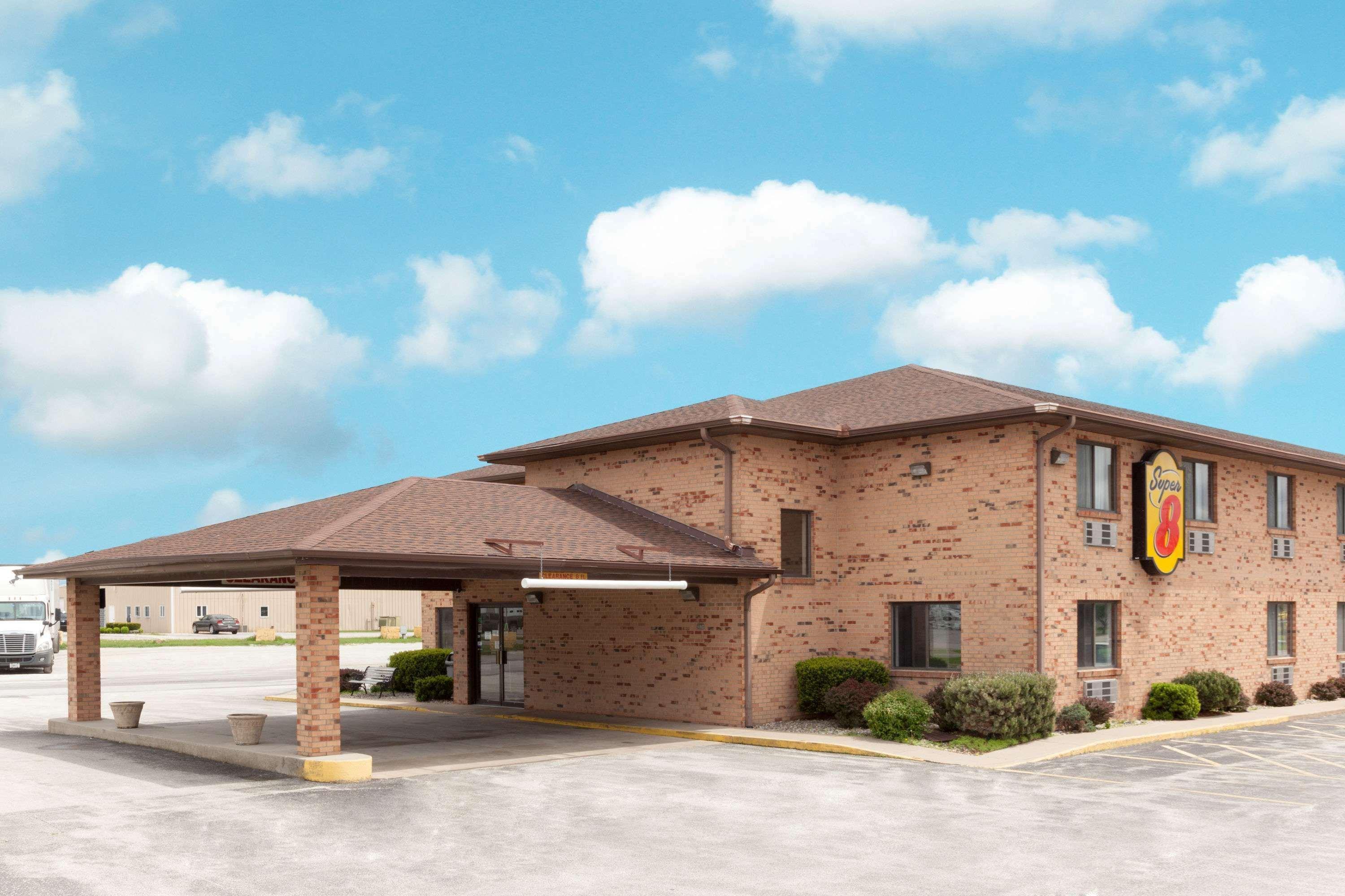 Super 8 By Wyndham Gilman Hotel Exterior photo