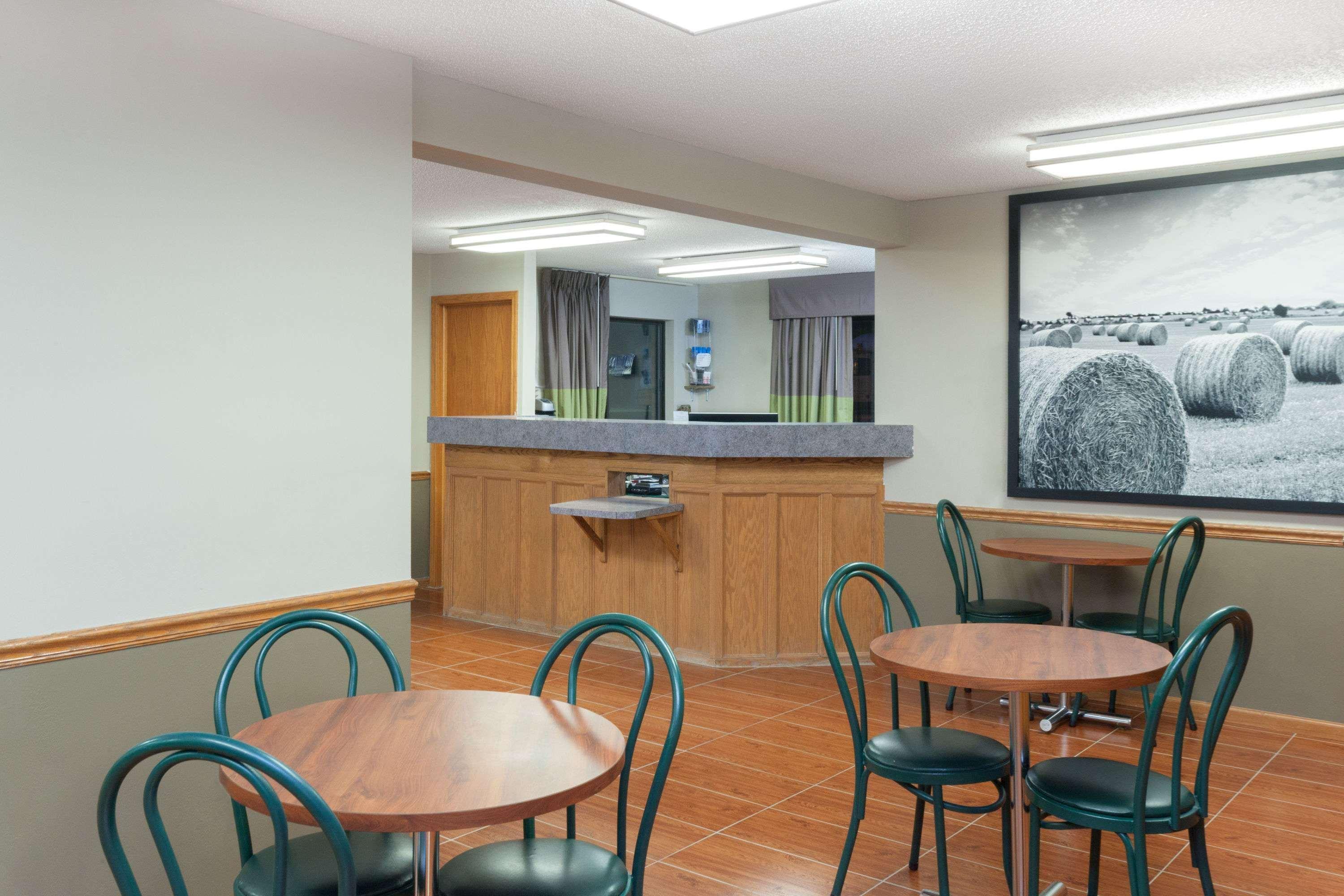 Super 8 By Wyndham Gilman Hotel Exterior photo