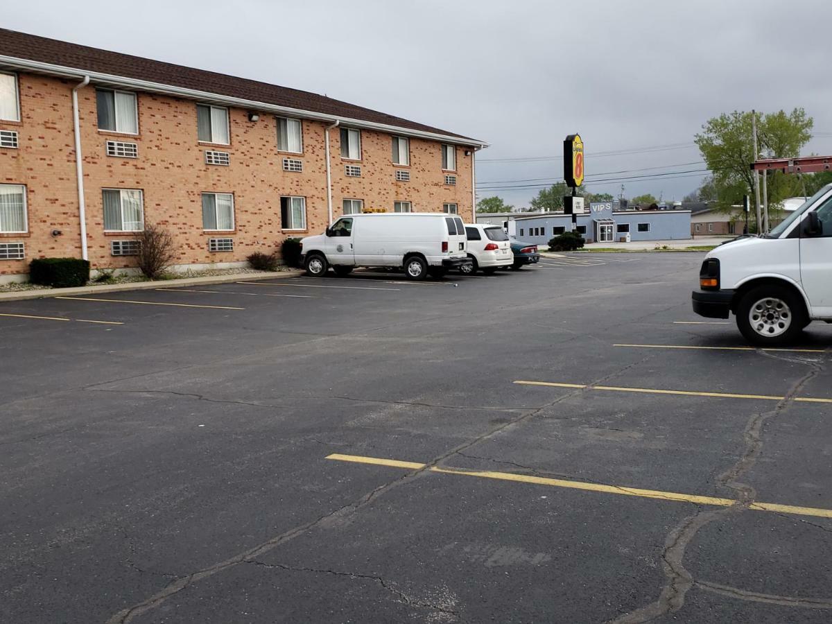 Super 8 By Wyndham Gilman Hotel Exterior photo